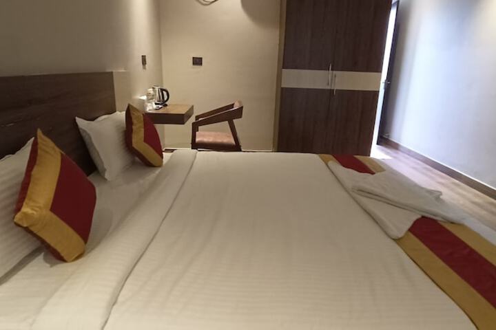 Room 4 of 17