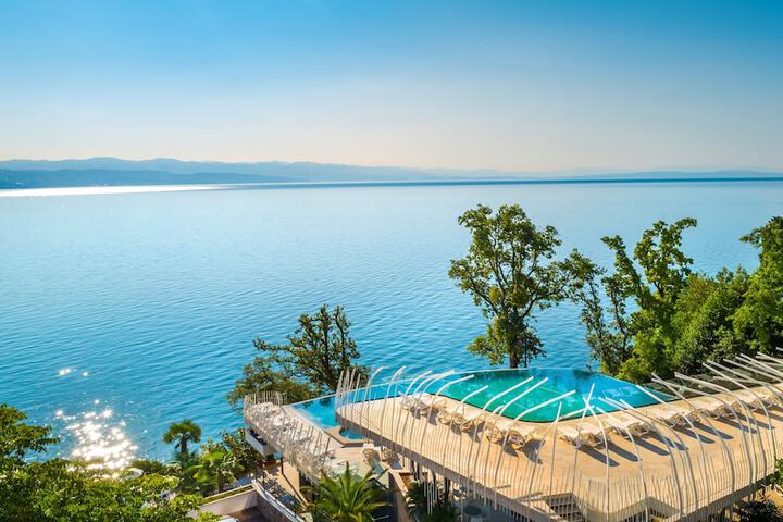 Hotel with Pool