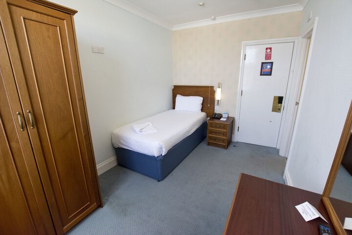 Room 16 of 76