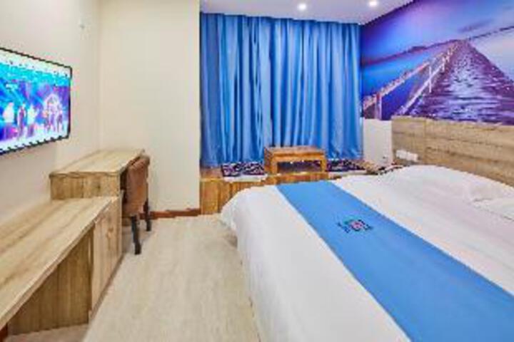 Room 4 of 8