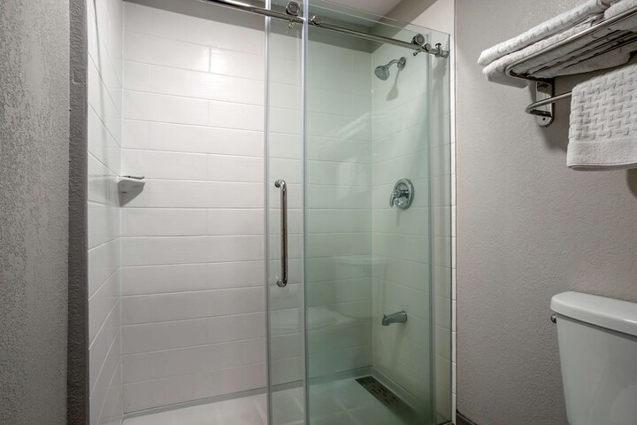 Suite 1 King Bed Microwave and Refrigerator WiFi Full Breakfast (12 of 21)