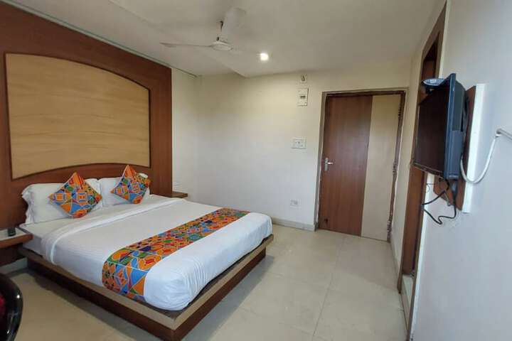 Room 10 of 28