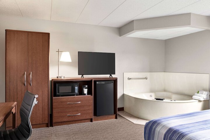1 King Bed 1 Bedroom Business Suite Second Floor (10 of 17)