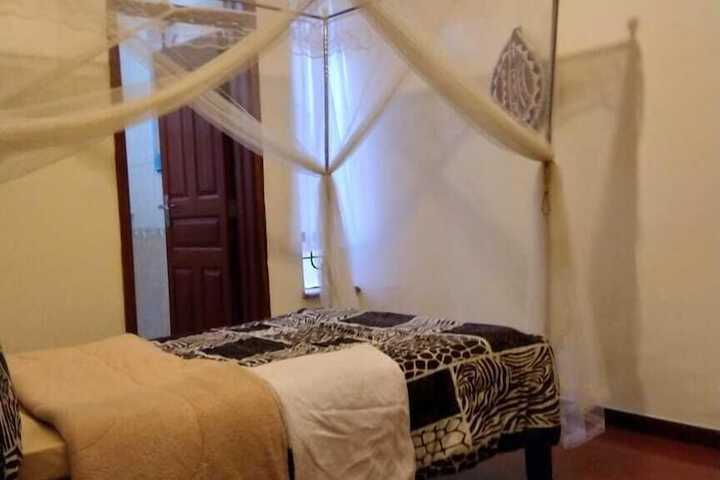 Room 4 of 9