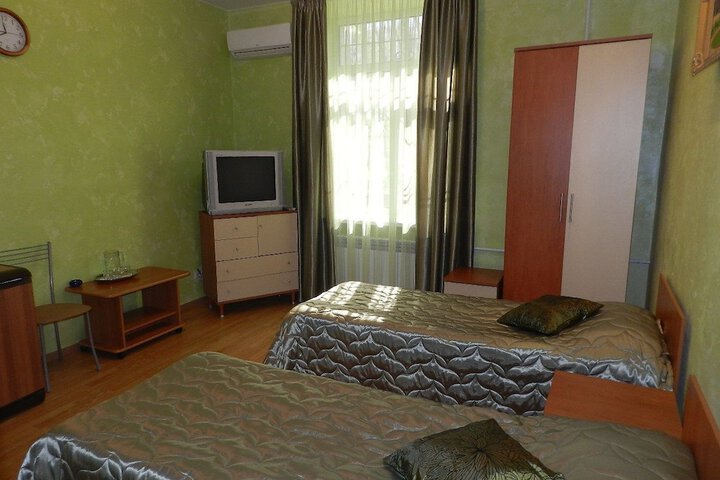 Room 11 of 34