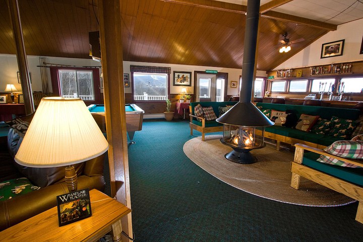 Lounge 43 of 46