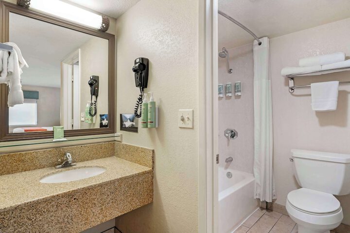 1 King Bed Microwave and Refrigerator WiFi Walk in Shower Full Breakfast (11 of 19)