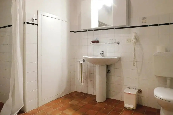 Room 7 of 13