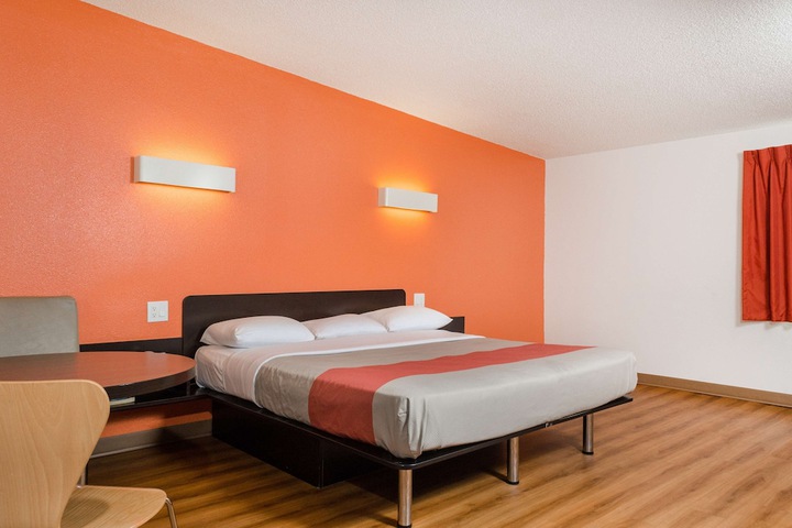 1 King Bed (4 of 6)