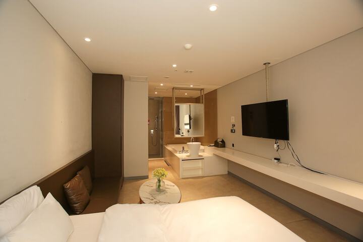 Room 28 of 59