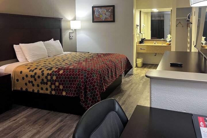 1 King Bed Mobility Accessible (4 of 6)