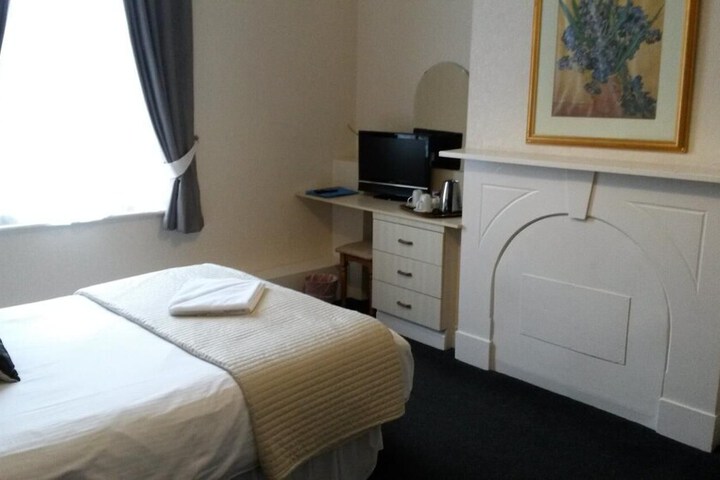 Room 4 of 28