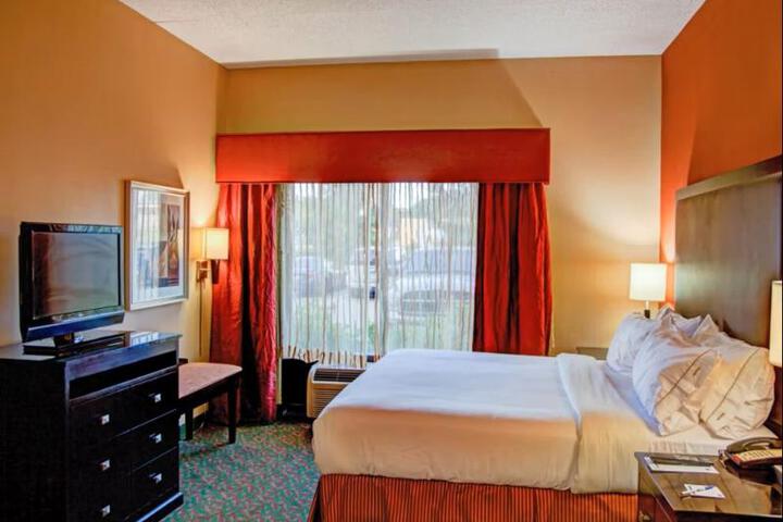 1 King Bed (4 of 22)