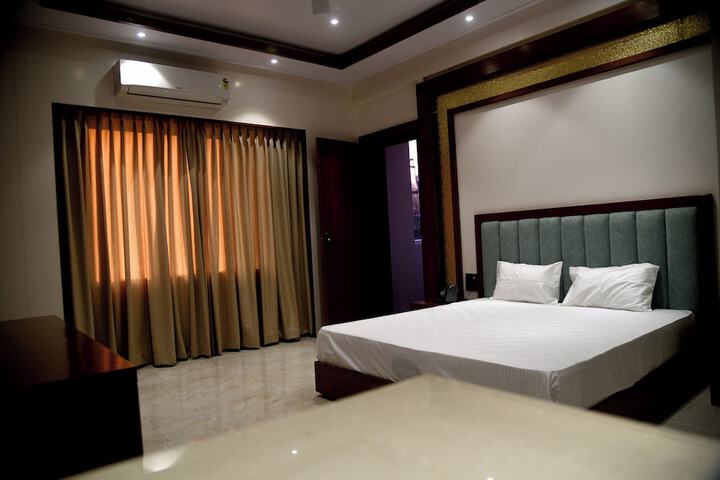 Room 3 of 8