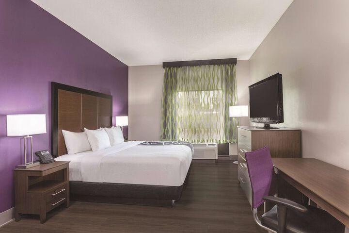 1 King Bed Deluxe Room (15 of 20)