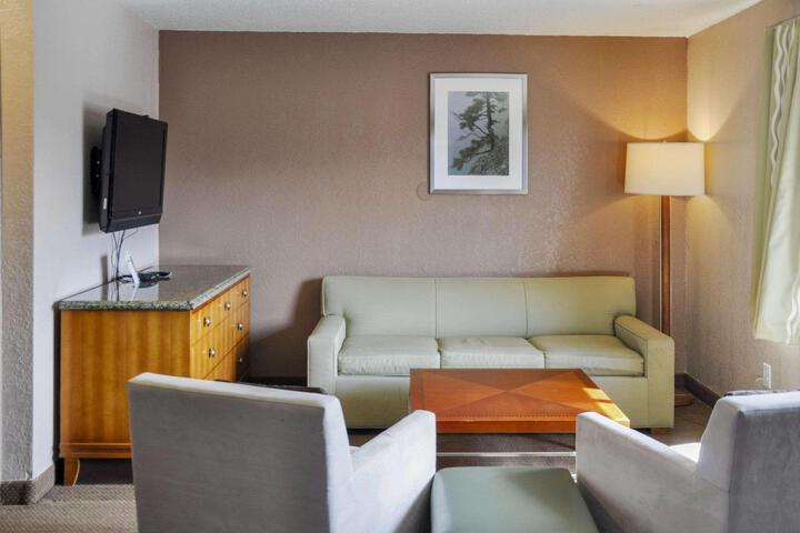 1 Queen Bed (3 of 3)
