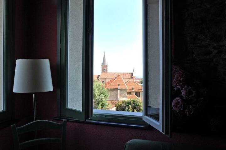 Room 2 of 49