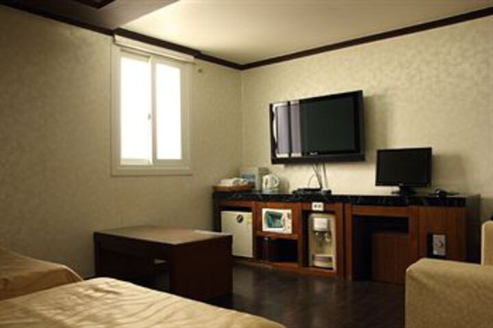 Room 8 of 20