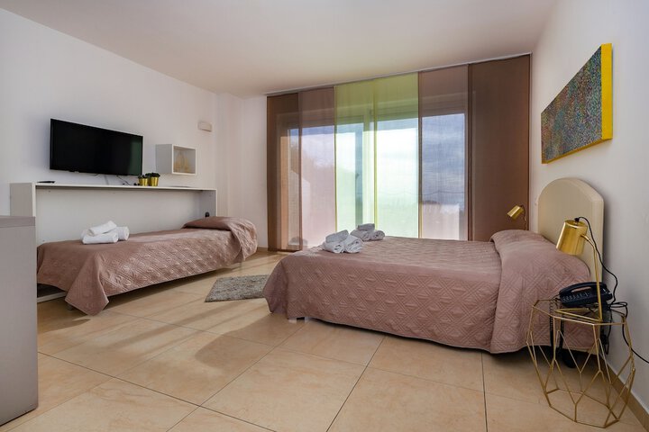 Room 6 of 65