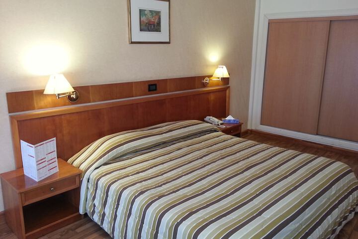 Room 2 of 20
