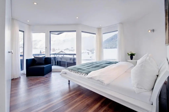 Room 2 of 6