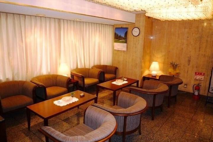 Lounge 21 of 35