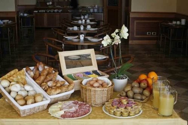 Breakfast/Coffee Service 226 of 247