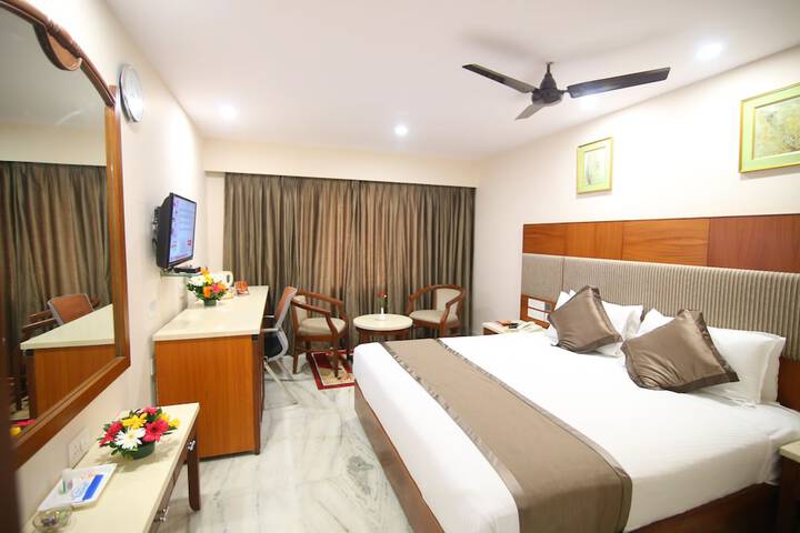 Room 5 of 12