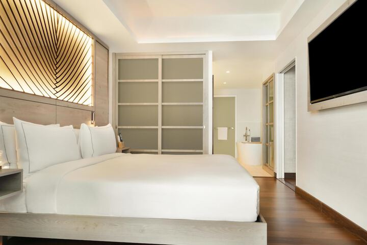 Room 33 of 152
