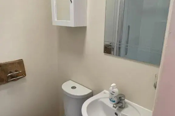 Room 7 of 12
