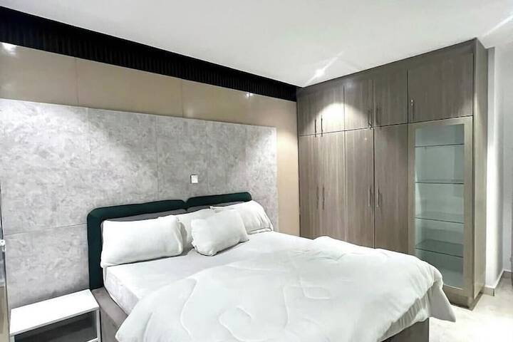 Room 2 of 33