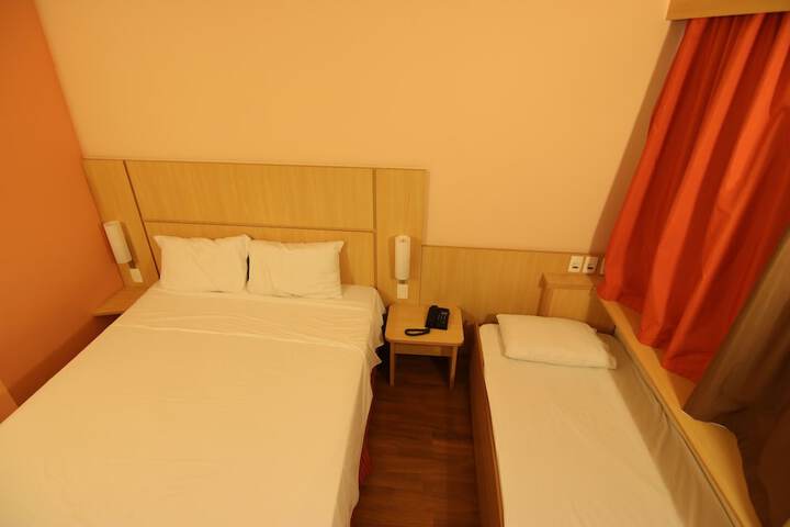 Room 10 of 32