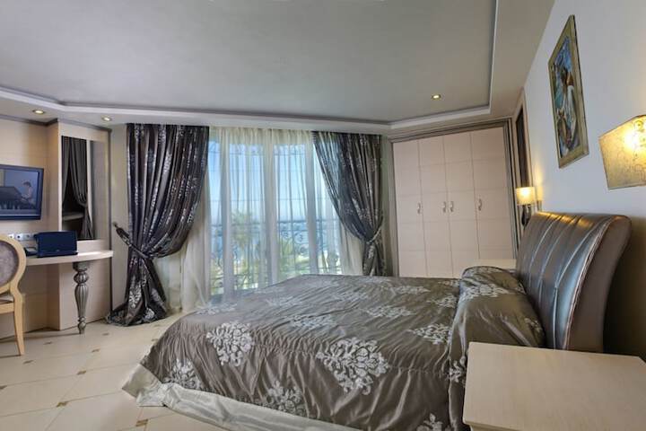 Room 8 of 90