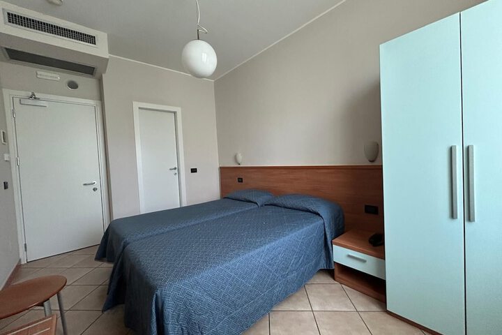 Room 17 of 36