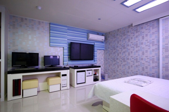 Room 6 of 33