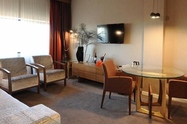 Room 18 of 48