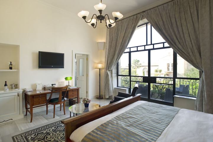 Room 6 of 150