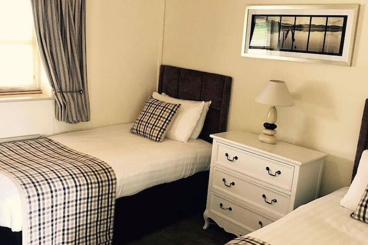 Room 2 of 66