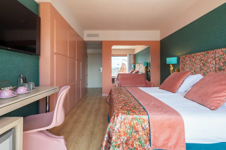 Room 28 of 69