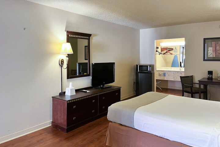 1 Queen Bed Micfridge (6 of 9)