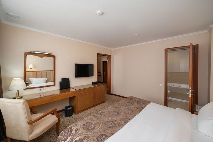 Room 8 of 90