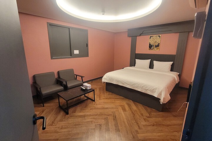 Room 9 of 20