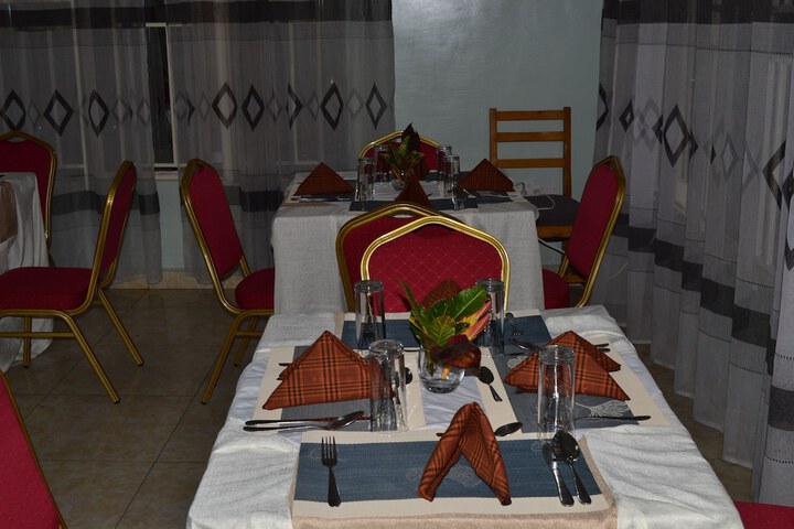 Dining 20 of 32