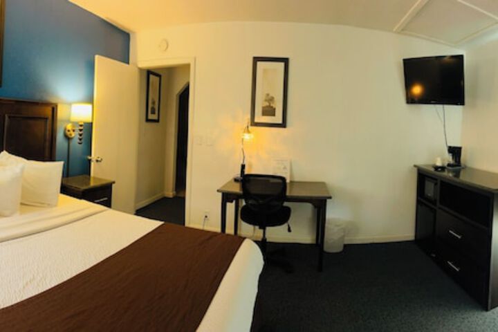 1 Queen Bed (5 of 9)