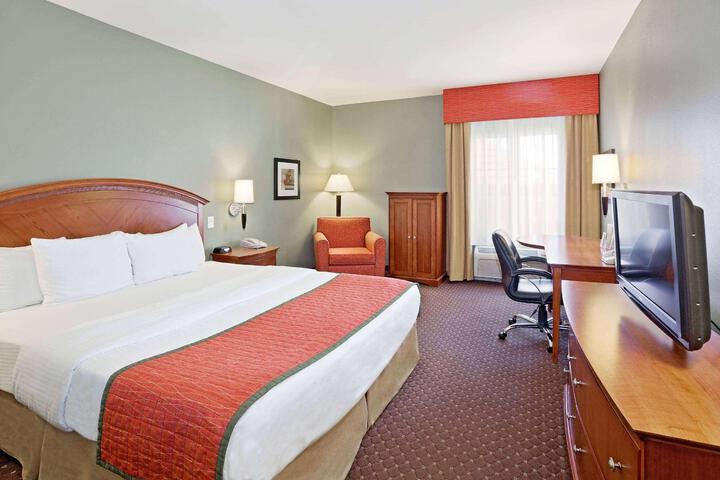 1 King Bed Deluxe Mobility Accessible (3 of 15)