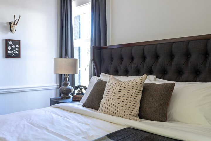 Deluxe King Bed (3 of 9)