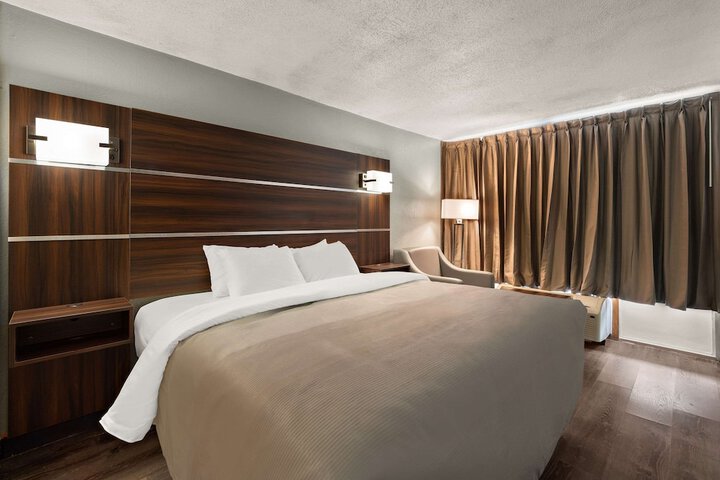 1 King Bed (9 of 13)