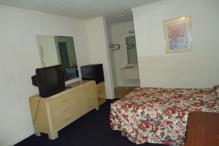 Room 13 of 20