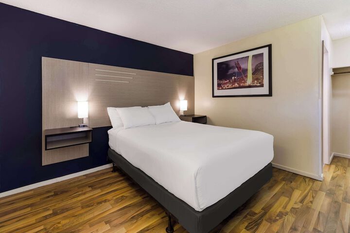 1 Queen Bed (12 of 17)