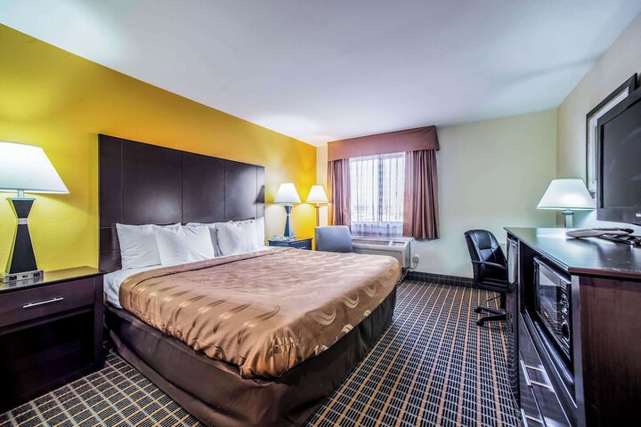 1 King Bed (2 of 13)